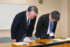 陳謝する平川市教委の佐藤教育長（左）