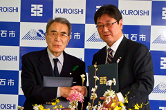 握手を交わす鳴海市長（左）と加藤支社長