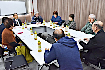 ���U����